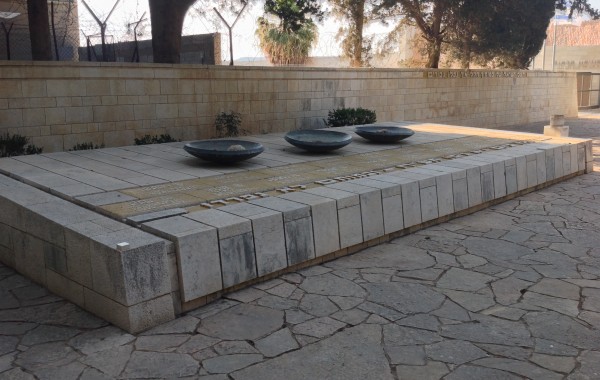 האנדרטה והמצודה