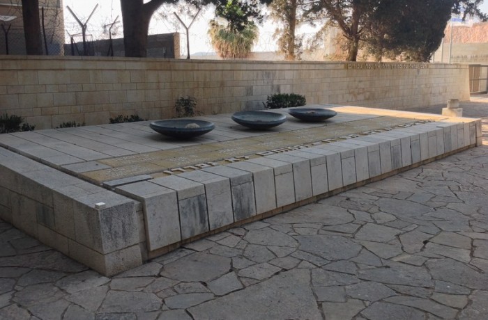 האנדרטה והמצודה
