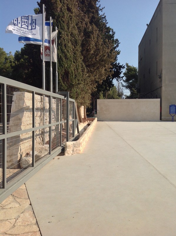 האנדרטה והמצודה