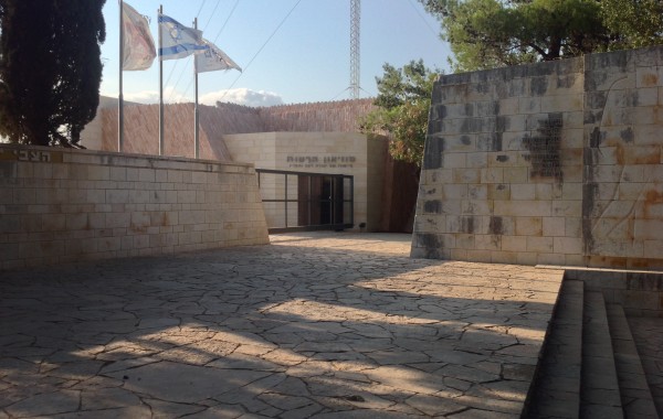 האנדרטה והמצודה