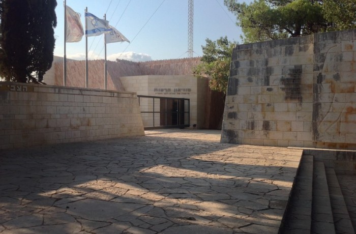 האנדרטה והמצודה