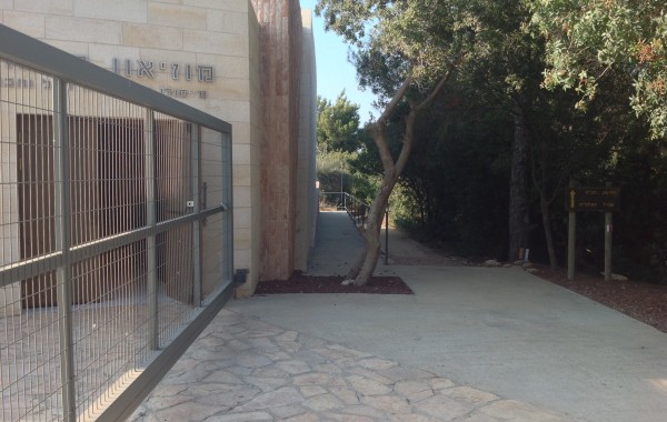 האנדרטה והמצודה